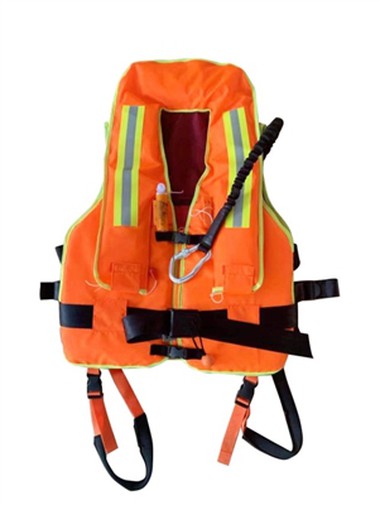 Pareizais glābšanas vestes nēsāšanas veids — virvei jābūt cieši piesietai pie...