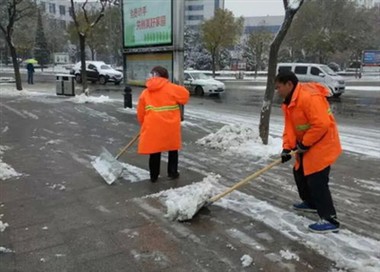 Kādas priekšrocības atstarojošais apģērbs sniedz apkopējiem?