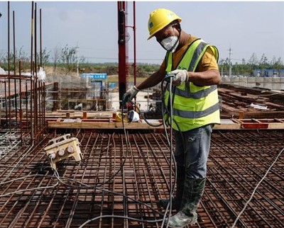 Kā pārbaudīt atstarojošā apģērba krāsu noturību?