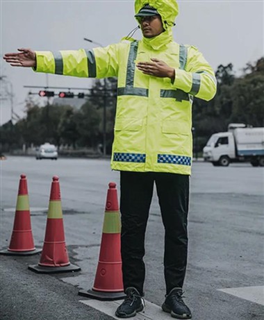 Kas ir atstarojošs lietusmētelis?