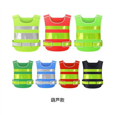 Kādus darbus raksturo dažādu krāsu atstarojošās Drošības vestes būvlaukumā?